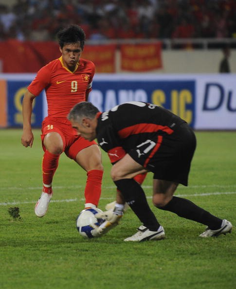 Công Vinh và Torosidis Vasileios trong trận giao hữu Việt Nam - Olympiakos tháng 5/2009 (Việt Nam thắng 1-0).